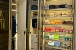 Wardrobe organizer service for handbags