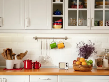 How to Organize Kitchen Cabinets Like a Professional Organizer